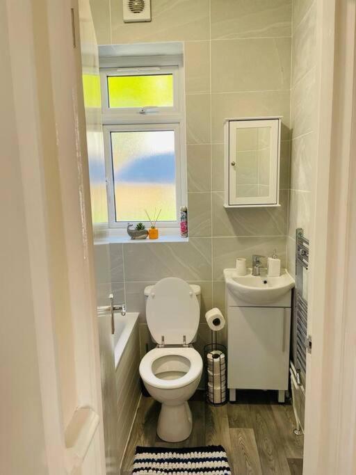 Superb And Comfortable 3Bd Home In Dagenham Exterior photo