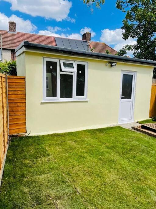 Superb And Comfortable 3Bd Home In Dagenham Exterior photo