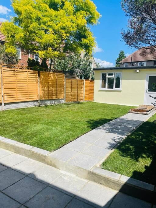 Superb And Comfortable 3Bd Home In Dagenham Exterior photo