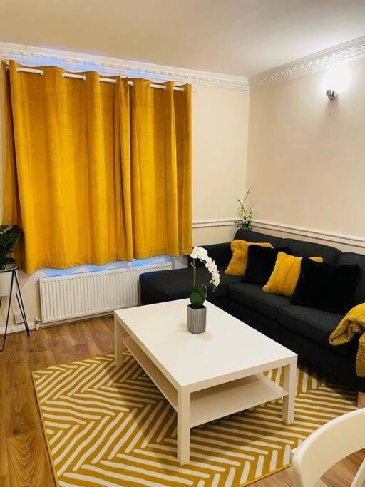 Superb And Comfortable 3Bd Home In Dagenham Exterior photo