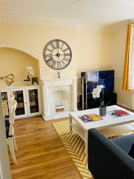 Superb And Comfortable 3Bd Home In Dagenham Exterior photo